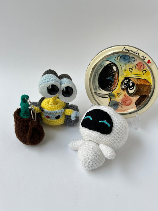 Handmade WALL-E figures (
It can be used both as a keychain and as a home décor item